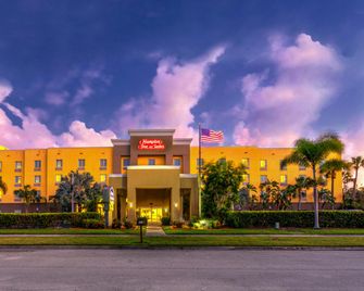 Hampton Inn & Suites Ft. Pierce - פורט פירס - בניין
