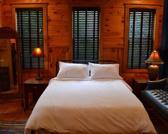The Cabin on Main. Fully furnished home on Main St in downtown Jasper. - Jasper - Slaapkamer