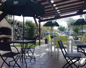 Fasthotel Montpellier Baillargues - Baillargues - Patio