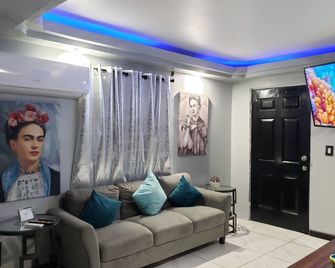 Private Gorgeous Cozy Modern home/5 min Drive from beach, righ across from park - Tijuana - Phòng khách