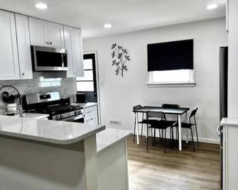 New Modern Ranch Close to it All - Piscataway
