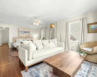 A Courtland Escape - 3bedroom - Perfect for a Family Stay. Welcome - Bridgeport - Living room