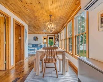 Bayside Shore Cottage-New! - Trenton - Essbereich