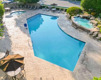 كواليتي إن نير ذا أيلاند بيجون فورج - بيغيون فورغ - حوض السباحة