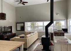 One Bedroom Loft with Spectacular Views of Richibucto River & Amazing Sunsets. - Rexton - Sala de estar