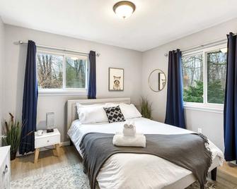 Gorgeous Four Bedroom Secluded Getaway - Brighton - Bedroom