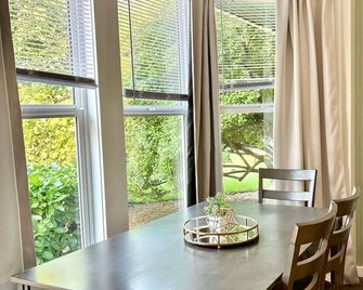 Modern Deluxe Kitchen, King Bed, Laundry, DT Renton close to Valley Med & SeaTac - Renton - Dining room
