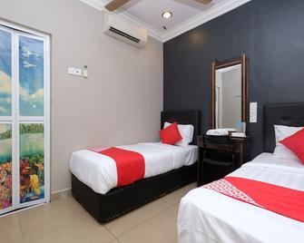 OYO 1190 Nice Stay Hotel - Raub - Bedroom