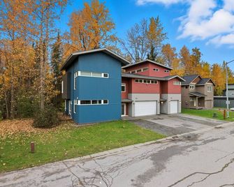 The Alaska Gallery - Modern Creekfront Rental - Anchorage