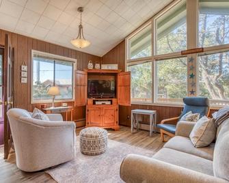Cheery Cabin 3 Minutes to the Beach Near Downtown Manzanita Will Charm You! - Manzanita - Living room