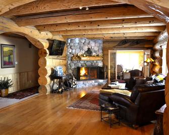 Fully furnished log home in one of northern Wisconsin's last wilderness areas - Mercer - Sala de estar