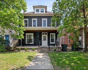 Newly Renovated 3 story house near Short North, Free parking and full backyard. - Columbus - Building