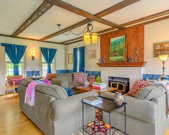 Friends and Family room with 2 queen beds, sitting area with full service breakfast included - Stowe - Wohnzimmer