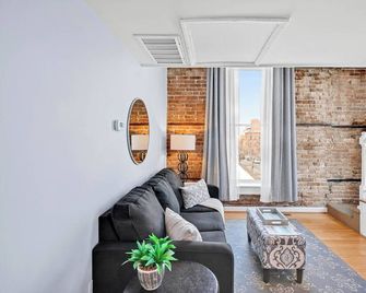 Claus Quarters on Front! Perfect location in the Heart of Downtown! - Wilmington - Huiskamer
