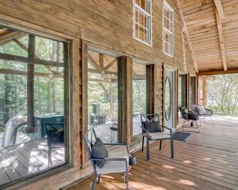 Peaceful Whitley City Cabin on 10 Wooded Acres! - Whitley City - Patio