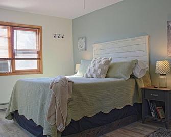 Sunflower Inn - Magnolia Room at Charlevoix's Newest Bed & Breakfast - Charlevoix - Habitación
