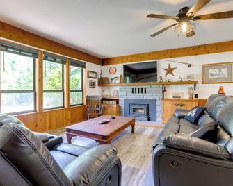 1 Mi to Lake Hot Tub Haven in Pollock Pines! - Pollock Pines - Living room