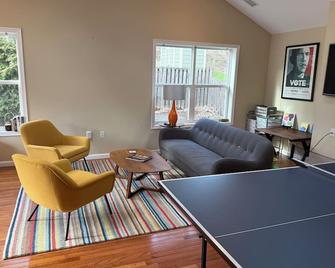 Suite44 - Large Sunny 1-BR Suite w/ Backyard+Patio - Takoma Park - Sala de estar