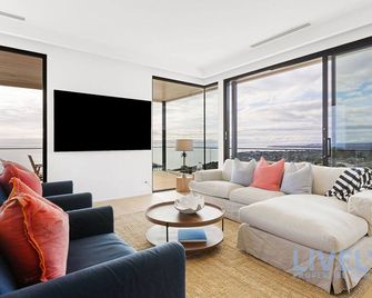 Bayview Luxe Entertainer Pool World Class View - Mount Martha - Living room