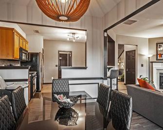 Suburban Retreat Wgarden For Families 10 Ppl - Duluth - Dining room