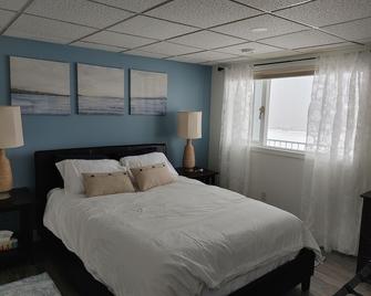 Little Shuswap Lake Front Suite - Chase - Schlafzimmer