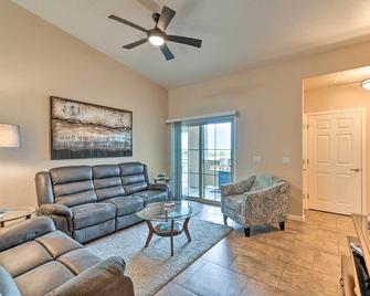 8 Mi to Tonto Natl Forest Modern Condo in Mesa! - Mesa - Living room
