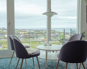 Great 3 Br Loft Apt / Views / Free Parking - Torshamn - Vardagsrum