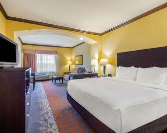 La Quinta Inn & Suites by Wyndham Eastland - Eastland - Bedroom