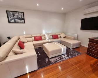 Large Golden Mile house sleeps 12. Within 50 meters of the beach and restaurant. - Brighton - Living room
