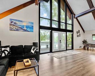 Lakefront Privacy : Pet Friendly, Hot Tub, Private Fishing Lake, Boats, Private! - Meridian - Living room