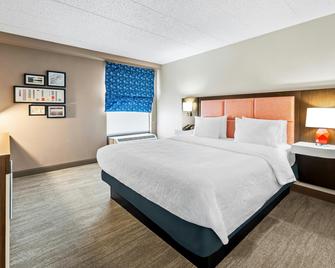 Hampton Inn Woodbridge - Woodbridge - Спальня