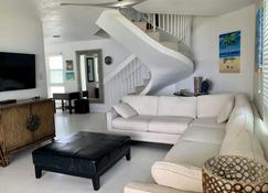 Gorgeous Ocean Views!! In the Center of 7 Mile Beach!! Walk to Most Everything! - George Town - Living room