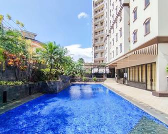 Cozy and Modern 2BR at Majesty Apartment By Travelio - Bandung - Pool