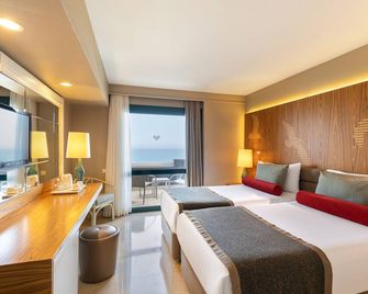 Paloma Perissia - Side - Soverom