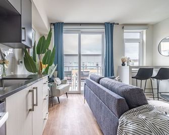 Sophari Parkside: Bellevue Apartments - Bellevue - Living room