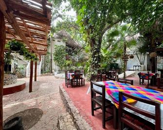 Hostel MXV Quinta Avenida - Playa del Carmen - Innenhof