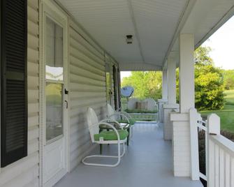 George and Sally's Farmhouse - Dobson - Patio