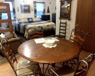 Pet-friendly Vacation Rental near Outdoor Attractions and Blue Mountain Lake, New York - Blue Mountain Lake - Dining room