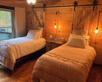 Luxury Lodge with stream in backyard - Canton - Bedroom