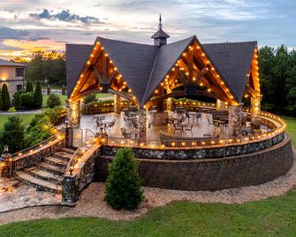 Aiden by Best Western Warm Springs Hotel and Event Center - Warm Springs - Edificio