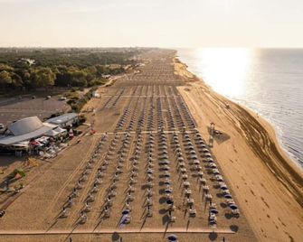 Intimate villa with private garden - Brussa - Beach