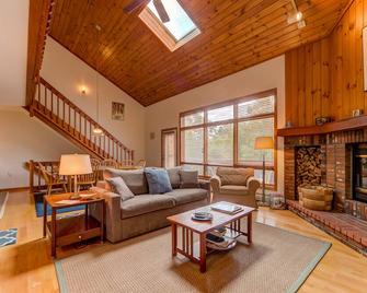 Mt Washington Place 4 bedroom, 3.5 bath home ready for all your vacation needs - Carroll - Wohnzimmer
