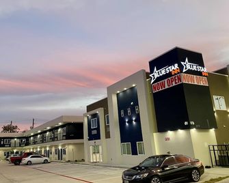 Bluestar Inn - Houston - Building
