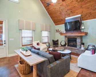 Cozy, 3min Walk To Downtown, Firepit, King, Smarttv, 4beds - Starkville - Salon