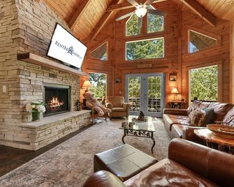 Real Cabin, Vaulted Ceilings, 400 of Daily Tickets, Hot Tub, Near Big Cedar - Ridgedale - Living room