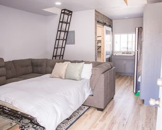 The Sweet Peach Studio Apartment - Palisade - Living room