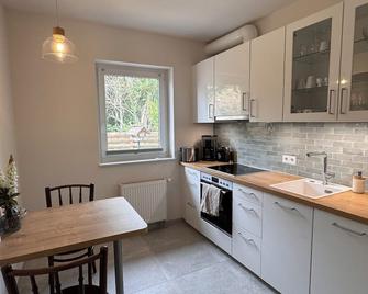 moderne 2-Zimmer-Wohnung mit überdachter Terrasse - Winsen - Kitchen