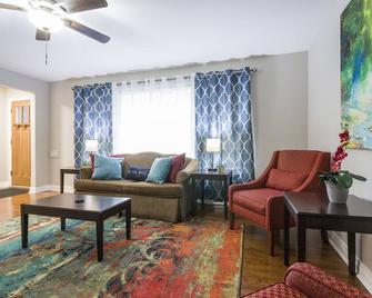 The Comfy King Ranch - King Bed/Spacious Home/Fast Wifi/Free Parking - Bridgeview - Living room