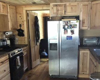 Rustic escape on a pond with 7 acres in Colebrook, CT! - Colebrook - Cocina