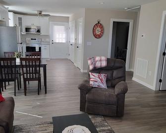 Furnished Corporate Rental China Grove. 5 Min To I85 & Hwy 29. - Kannapolis - Living room